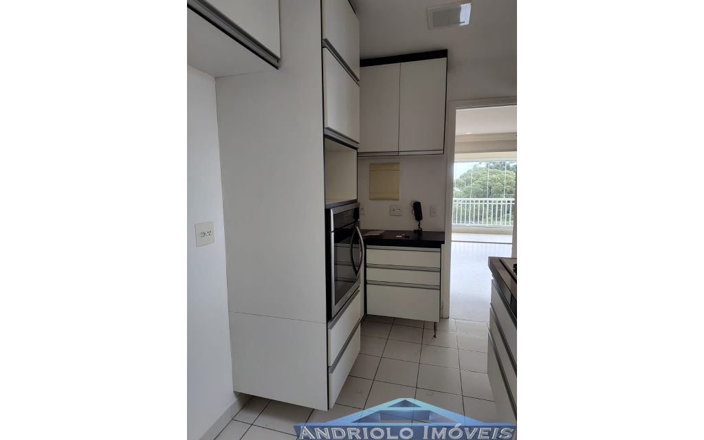 Apartamento residencial com 121m², localizado na Rua Carreiro de Pedra, nº 111, em condomínio completo e com excelente infraestrutura. O imóvel conta com 3 dormitórios, sendo 1 suíte, 3 banheiros, lavabo, 2 salas amplas, cozinha com armários, área de serviço. Possui armários embutidos, closet e um agradável terraço gourmet com churrasqueira.

O condomínio oferece lazer e segurança, com portaria, segurança patrimonial, piscina, academia, salão de festas, salão de jogos, sauna, playground e quadra poliesportiva. Conta ainda com gerador e 2 vagas de garagem cobertas rotativas.

Localização privilegiada, próxima a comércios, escolas, transporte público e principais vias de acesso, proporcionando praticidade e qualidade de vida.