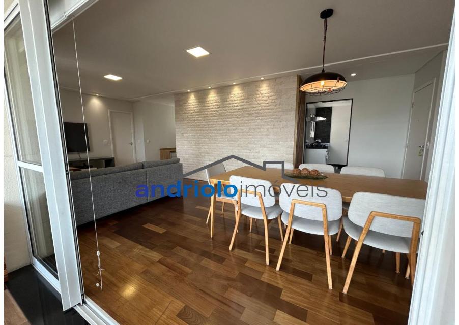 Apartamento à venda com 121m², localizado na Rua Carreiro de Pedra, nº 111, em condomínio fechado com excelente infraestrutura e segurança.

O imóvel conta com 3 dormitórios, sendo 1 suíte, 4 banheiros, lavabo, 2 salas amplas, cozinha com armários, área de serviço, escritório e ar-condicionado. Possui armários embutidos, varanda, sacada e um excelente terraço gourmet com churrasqueira, ideal para receber amigos e família.

O condomínio oferece lazer completo, com portaria 24h, segurança patrimonial, piscina, academia, salão de festas, salão de jogos, sauna, playground e quadra poliesportiva. Torre com 23 andares, sendo 4 unidades por andar. Conta ainda com 2 vagas de garagem cobertas.

Localização privilegiada, próxima a shoppings, escolas, transporte público e principais vias de acesso, proporcionando comodidade e fácil deslocamento.

Aceita financiamento e uso de FGTS.