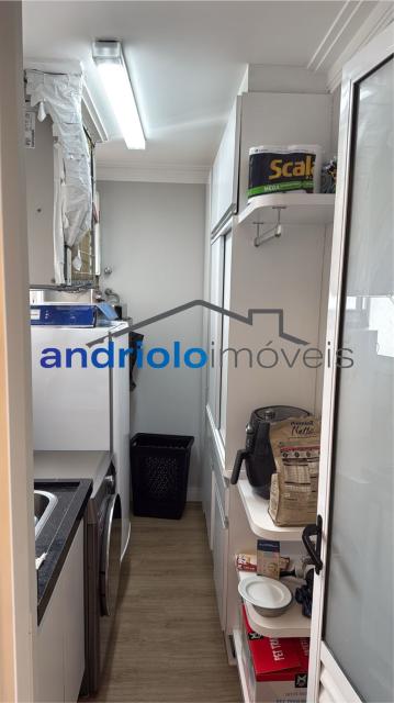 Excelente apartamento em condomínio fechado, com localização privilegiada, próximo a shopping centers, escolas e principais vias de acesso.

Destaques do imóvel:

2 dormitórios, sendo 2 suítes

3 banheiros

2 salas (estar e jantar)

Lavabo

Cozinha planejada com armários

Área de serviço

Varanda e terraço gourmet com churrasqueira

Closet e armários embutidos

Ar-condicionado

2 vagas cobertas de garagem (rotativas)

Sacada ampla e arejada

Lazer e infraestrutura do condomínio:

Piscina, sauna e salão de festas

Churrasqueira e espaço gourmet

Quadra poliesportiva, sala de ginástica e salão de jogos

Portaria 24h e segurança patrimonial

Elevador, gerador, interfone

Ambiente familiar e seguro

Condomínio com 23 andares e apenas 4 apartamentos por andar, garantindo privacidade e conforto.

Agende sua visita e venha conhecer seu novo lar!