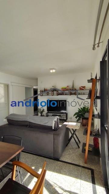Excelente apartamento com 92,73 m² de área privativa e 53,41 m² de área comum, projetado para oferecer conforto, praticidade e qualidade de vida.

O imóvel conta com:

2 suítes;
2 salas amplas e bem iluminadas;
Varanda;
Sol da manhã em todo o apartamento;
1 vaga de garagem;
1 depósito privativo.

O condomínio oferece uma infraestrutura completa, com:

Piscina;
Salão de festas;
Academia.

Localizado em uma região privilegiada, o apartamento está próximo a comércios, restaurantes, supermercados e diversos serviços, proporcionando praticidade para o dia a dia e excelente mobilidade.

Uma ótima oportunidade para quem busca conforto, segurança e uma localização estratégica. Agende sua visita e venha conhecer este excelente imóvel!