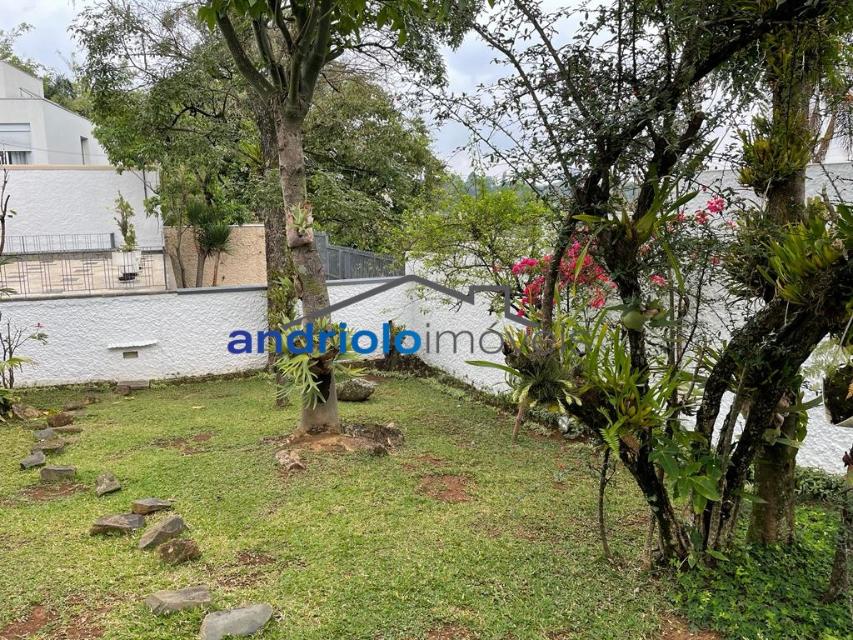 Localizada na Rua Vicente Leporace, esta ampla residência de 578m² oferece conforto e espaço ao ar livre repleto de verde. O imóvel conta com 5 dormitórios, sendo 2 suítes, além de 2 banheiros adicionais. Possui 3 salas espaçosas, uma sala de jantar e um escritório. A casa inclui uma área de serviço, armários embutidos e de cozinha, closet, despensa e uma entrada de serviço independente. Há também um dormitório de empregada e uma edícula.

No exterior, você encontrará um belo jardim e 4 vagas de garagem cobertas. O imóvel é equipado com ar condicionado e lavabo. Aceita financiamento e FGTS. Para mais informações e agendamento de visita, entre em contato conosco!