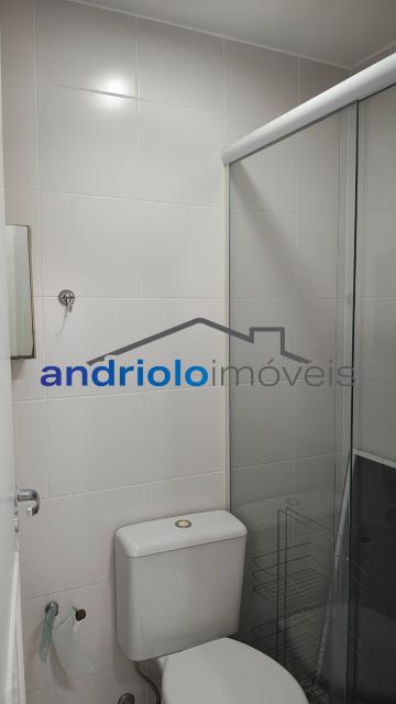 Apartamento residencial de alto padrão com 154m², localizado na Rua Carreiro de Pedra, nº 111. O imóvel conta com 3 suítes, 5 banheiros, 2 salas amplas, lavabo, cozinha planejada, área de serviço, escritório amplo e dependência com WC de empregada. Possui armários embutidos, closet, varanda e um agradável terraço gourmet com churrasqueira, ideal para receber.

O condomínio é completo e oferece infraestrutura de lazer e segurança, com portaria 24h, segurança patrimonial, piscina, academia, salão de festas, salão de jogos, sauna, playground e quadra poliesportiva. Conta ainda com elevador, gerador, interfone e garagem com 2 vagas cobertas.

Localização privilegiada, próxima a shoppings, escolas, transporte público e principais vias de acesso, facilitando o dia a dia. Região valorizada e com ampla oferta de comércios e serviços. 