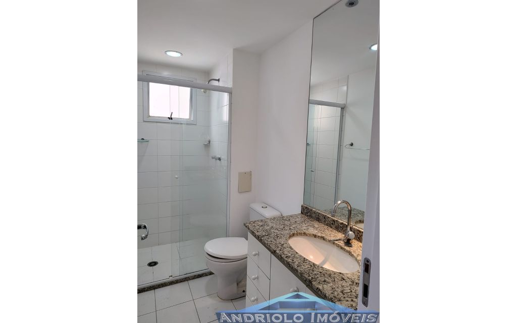  Apartamento residencial com 121m², localizado na Rua Carreiro de Pedra, nº 111, em condomínio completo e com excelente infraestrutura. O imóvel conta com 3 dormitórios, sendo 1 suíte, 3 banheiros, lavabo, 2 salas amplas, cozinha com armários, área de serviço. Possui armários embutidos, closet e um agradável terraço gourmet com churrasqueira.

O condomínio oferece lazer e segurança, com portaria, segurança patrimonial, piscina, academia, salão de festas, salão de jogos, sauna, playground e quadra poliesportiva. Conta ainda com gerador e 2 vagas de garagem cobertas rotativas.

Localização privilegiada, próxima a comércios, escolas, transporte público e principais vias de acesso, proporcionando praticidade e qualidade de vida.