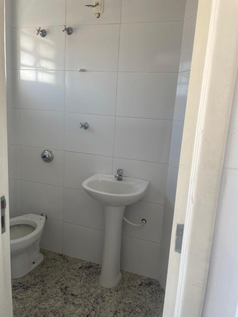 Excelente apartamento localizado no Centro de Santo André com uma área total de 98,00m2 com posto por sala living, dois dormitórios com armários embutidos, banheiro com box em Blindex, cozinha com pia em inox, área de serviços, quarto de empregada  e banheiro de empregada e uma vaga de garagem