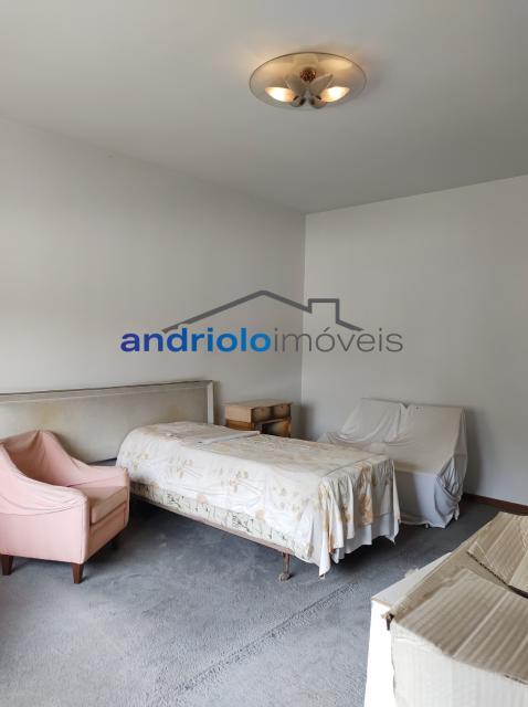 Localizada na Rua Vicente Leporace, esta ampla residência de 578m² oferece conforto e espaço ao ar livre repleto de verde. O imóvel conta com 5 dormitórios, sendo 2 suítes, além de 2 banheiros adicionais. Possui 3 salas espaçosas, uma sala de jantar e um escritório. A casa inclui uma área de serviço, armários embutidos e de cozinha, closet, despensa e uma entrada de serviço independente. Há também um dormitório de empregada e uma edícula.

No exterior, você encontrará um belo jardim e 4 vagas de garagem cobertas. O imóvel é equipado com ar condicionado e lavabo. Aceita financiamento e FGTS. Para mais informações e agendamento de visita, entre em contato conosco!