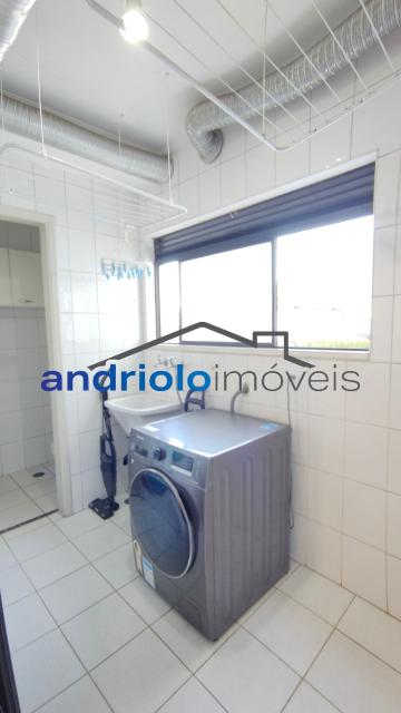 Excelente apartamento com 92,73 m² de área privativa e 53,41 m² de área comum, projetado para oferecer conforto, praticidade e qualidade de vida.

O imóvel conta com:

2 suítes;
2 salas amplas e bem iluminadas;
Varanda;
Sol da manhã em todo o apartamento;
1 vaga de garagem;
1 depósito privativo.

O condomínio oferece uma infraestrutura completa, com:

Piscina;
Salão de festas;
Academia.

Localizado em uma região privilegiada, o apartamento está próximo a comércios, restaurantes, supermercados e diversos serviços, proporcionando praticidade para o dia a dia e excelente mobilidade.

Uma ótima oportunidade para quem busca conforto, segurança e uma localização estratégica. Agende sua visita e venha conhecer este excelente imóvel!