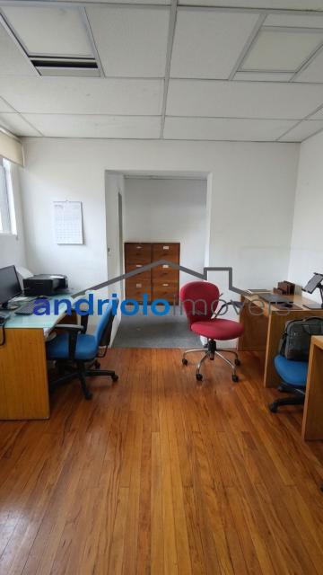 Excelente imóvel comercial, ideal para escritórios, clínicas, consultórios, empresas, escolas, cursos ou outros segmentos que necessitem de vários ambientes e ótima estrutura.
PISO TÉRREO:
Ampla recepção;
3 salas;
Banheiros;
2 copas;
1 sala ampla;
Quintal;
Entrada lateral;
Entrada de serviço independente.
ANDAR SUPERIOR:
3 salas com pias, ideais para consultórios, salas de atendimento ou atividades que necessitem de ponto de água;
Banheiro feminino;
Banheiro masculino;
Mais 7 salas, proporcionando diversas possibilidades de utilização.

DIFERENCIAIS:
3 vagas de garagem;
estrutura de Ar-condicionado;
Copa e cozinha;
Escritório;
Interfone;
Entrada lateral;
Entrada de serviço independente;
Quintal;
Próximo a transporte público.
Um imóvel com excelente estrutura e grande versatilidade, pronto para atender diferentes tipos de atividades comerciais.

Entre em contato para mais informações e agende uma visita!