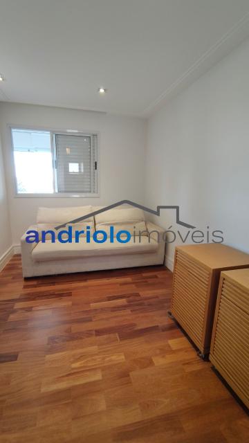 Este belíssimo apartamento residencial de 154m² oferece ambientes amplos, bem distribuídos e infraestrutura completa para toda a família.
O imóvel conta com 4 dormitórios, sendo 3 suítes. Um dos dormitórios foi adaptado para uma aconchegante sala de TV ou ate mesmo para receber visitas, proporcionando ainda mais conforto e versatilidade aos ambientes. Possui amplo closet, lavabo, 5 banheiros, sala de jantar e uma maravilhosa varanda gourmet com churrasqueira a carvão, ideal para receber amigos e familiares.
Conta ainda com ar-condicionado de primeira linha, recentemente substituído, garantindo maior eficiência, conforto térmico e modernidade ao imóvel. Além disso, possui armários embutidos, armários de cozinha, área de serviço, WC de empregada, cozinha funcional.
O condomínio oferece lazer completo, segurança e comodidade para toda a família:
O imóvel possui 2 vagas cobertas de garagem, com fácil acesso às principais vias da região, próximo a shopping centers, escolas e transporte 