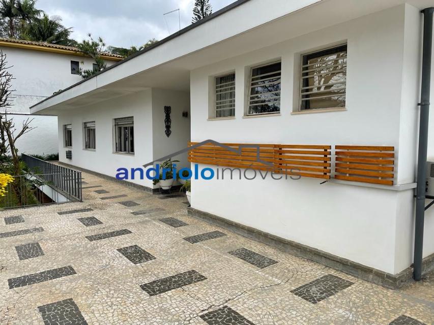 Localizada na Rua Vicente Leporace, esta ampla residência de 578m² oferece conforto e espaço ao ar livre repleto de verde. O imóvel conta com 5 dormitórios, sendo 2 suítes, além de 2 banheiros adicionais. Possui 3 salas espaçosas, uma sala de jantar e um escritório. A casa inclui uma área de serviço, armários embutidos e de cozinha, closet, despensa e uma entrada de serviço independente. Há também um dormitório de empregada e uma edícula.

No exterior, você encontrará um belo jardim e 4 vagas de garagem cobertas. O imóvel é equipado com ar condicionado e lavabo. Aceita financiamento e FGTS. Para mais informações e agendamento de visita, entre em contato conosco!