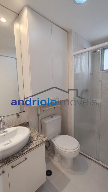 Apartamento residencial de alto padrão com 154m², localizado na Rua Carreiro de Pedra, nº 111. O imóvel conta com 3 suítes, 5 banheiros, 2 salas amplas, lavabo, cozinha planejada, área de serviço, escritório amplo e dependência com WC de empregada. Possui armários embutidos, closet, varanda e um agradável terraço gourmet com churrasqueira, ideal para receber.

O condomínio é completo e oferece infraestrutura de lazer e segurança, com portaria 24h, segurança patrimonial, piscina, academia, salão de festas, salão de jogos, sauna, playground e quadra poliesportiva. Conta ainda com elevador, gerador, interfone e garagem com 2 vagas cobertas.

Localização privilegiada, próxima a shoppings, escolas, transporte público e principais vias de acesso, facilitando o dia a dia. Região valorizada e com ampla oferta de comércios e serviços. 