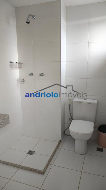 Se você está em busca de um apartamento para personalizar e que ofereça uma excelente localização, esta é a oportunidade perfeita. Com 137m² de área, o imóvel está situado perto de shopping centers, escolas, transporte público e principais vias de acesso.

O condomínio conta com uma portaria 24h, segurança patrimonial, área de serviço, churrasqueira, piscina, playground, quadra poliesportiva, sala de ginástica, salão de festas, salão de jogos e elevador. O apartamento possui uma varanda gourmet que proporciona espaço para lazer e confraternização. Possui 3 dormitórios, sendo 2 suítes, e 5 banheiros no total. Inclui ainda 2 salas, cozinha, WC para empregada, dormitório de empregada e lavabo. As 2 vagas de garagem são fixas e cobertas. 
Além disso, o imóvel conta com gerador para maior conforto. Aceita financiamento e FGTS.

Não perca essa chance de transformar este apartamento em seu novo lar. Agende sua visita e venha conhecer

