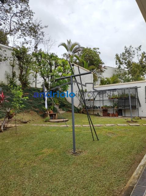 Localizada na Rua Vicente Leporace, esta ampla residência de 578m² oferece conforto e espaço ao ar livre repleto de verde. O imóvel conta com 5 dormitórios, sendo 2 suítes, além de 2 banheiros adicionais. Possui 3 salas espaçosas, uma sala de jantar e um escritório. A casa inclui uma área de serviço, armários embutidos e de cozinha, closet, despensa e uma entrada de serviço independente. Há também um dormitório de empregada e uma edícula.

No exterior, você encontrará um belo jardim e 4 vagas de garagem cobertas. O imóvel é equipado com ar condicionado e lavabo. Aceita financiamento e FGTS. Para mais informações e agendamento de visita, entre em contato conosco!