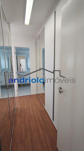 Apartamento residencial de alto padrão com 154m², localizado na Rua Carreiro de Pedra, nº 111. O imóvel conta com 3 suítes, 5 banheiros, 2 salas amplas, lavabo, cozinha planejada, área de serviço, escritório amplo e dependência com WC de empregada. Possui armários embutidos, closet, varanda e um agradável terraço gourmet com churrasqueira, ideal para receber.

O condomínio é completo e oferece infraestrutura de lazer e segurança, com portaria 24h, segurança patrimonial, piscina, academia, salão de festas, salão de jogos, sauna, playground e quadra poliesportiva. Conta ainda com elevador, gerador, interfone e garagem com 2 vagas cobertas.

Localização privilegiada, próxima a shoppings, escolas, transporte público e principais vias de acesso, facilitando o dia a dia. Região valorizada e com ampla oferta de comércios e serviços. 