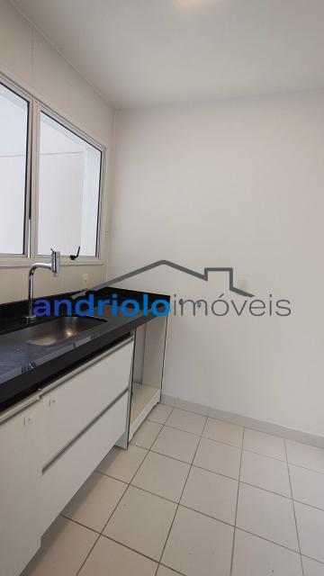  Apartamento residencial com 121m², localizado na Rua Carreiro de Pedra, nº 111, em condomínio completo e com excelente infraestrutura. O imóvel conta com 3 dormitórios, sendo 1 suíte, 3 banheiros, lavabo, 2 salas amplas, cozinha com armários, área de serviço. Possui armários embutidos, closet e um agradável terraço gourmet com churrasqueira.Ar condicionado na suite e sala.

O condomínio oferece lazer e segurança, com portaria, segurança patrimonial, piscina, academia, salão de festas, salão de jogos, sauna, playground e quadra poliesportiva. Conta ainda com gerador e 2 vagas de garagem cobertas rotativas.

Localização privilegiada, próxima a comércios, escolas, transporte público e principais vias de acesso, proporcionando praticidade e qualidade de vida.