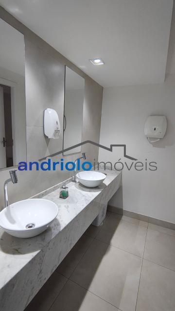 Excelente imóvel comercial, ideal para escritórios, clínicas, consultórios, empresas, escolas, cursos ou outros segmentos que necessitem de vários ambientes e ótima estrutura.
PISO TÉRREO:
Ampla recepção;
3 salas;
Banheiros;
2 copas;
1 sala ampla;
Quintal;
Entrada lateral;
Entrada de serviço independente.
ANDAR SUPERIOR:
3 salas com pias, ideais para consultórios, salas de atendimento ou atividades que necessitem de ponto de água;
Banheiro feminino;
Banheiro masculino;
Mais 7 salas, proporcionando diversas possibilidades de utilização.

DIFERENCIAIS:
3 vagas de garagem;
estrutura de Ar-condicionado;
Copa e cozinha;
Escritório;
Interfone;
Entrada lateral;
Entrada de serviço independente;
Quintal;
Próximo a transporte público.
Um imóvel com excelente estrutura e grande versatilidade, pronto para atender diferentes tipos de atividades comerciais.

Entre em contato para mais informações e agende uma visita!