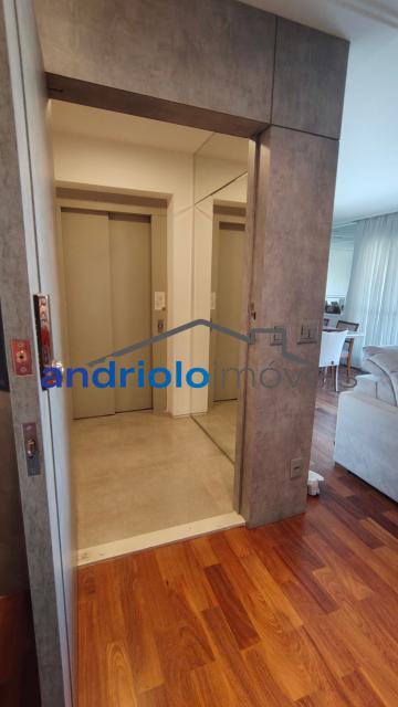 Este belíssimo apartamento residencial de 154m² oferece ambientes amplos, bem distribuídos e infraestrutura completa para toda a família.
O imóvel conta com 4 dormitórios, sendo 3 suítes. Um dos dormitórios foi adaptado para uma aconchegante sala de TV ou ate mesmo para receber visitas, proporcionando ainda mais conforto e versatilidade aos ambientes. Possui amplo closet, lavabo, 5 banheiros, sala de jantar e uma maravilhosa varanda gourmet com churrasqueira a carvão, ideal para receber amigos e familiares.
Conta ainda com ar-condicionado de primeira linha, recentemente substituído, garantindo maior eficiência, conforto térmico e modernidade ao imóvel. Além disso, possui armários embutidos, armários de cozinha, área de serviço, WC de empregada, cozinha funcional.
O condomínio oferece lazer completo, segurança e comodidade para toda a família:
O imóvel possui 2 vagas cobertas de garagem, com fácil acesso às principais vias da região, próximo a shopping centers, escolas e transporte 