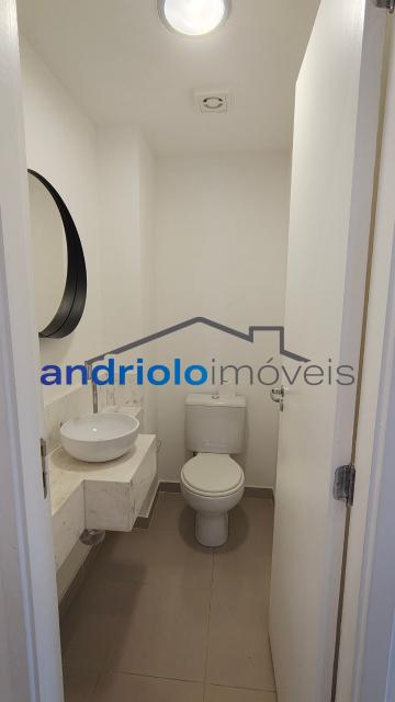  Apartamento residencial com 121m², localizado na Rua Carreiro de Pedra, nº 111, em condomínio completo e com excelente infraestrutura. O imóvel conta com 3 dormitórios, sendo 1 suíte, 3 banheiros, lavabo, 2 salas amplas, cozinha com armários, área de serviço. Possui armários embutidos, closet e um agradável terraço gourmet com churrasqueira.Ar condicionado na suite e sala.

O condomínio oferece lazer e segurança, com portaria, segurança patrimonial, piscina, academia, salão de festas, salão de jogos, sauna, playground e quadra poliesportiva. Conta ainda com gerador e 2 vagas de garagem cobertas rotativas.

Localização privilegiada, próxima a comércios, escolas, transporte público e principais vias de acesso, proporcionando praticidade e qualidade de vida.