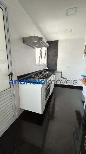Apartamento à venda com 121m², localizado na Rua Carreiro de Pedra, nº 111, em condomínio fechado com excelente infraestrutura e segurança.

O imóvel conta com 3 dormitórios, sendo 1 suíte, 4 banheiros, lavabo, 2 salas amplas, cozinha com armários, área de serviço, escritório e ar-condicionado. Possui armários embutidos, varanda, sacada e um excelente terraço gourmet com churrasqueira, ideal para receber amigos e família.

O condomínio oferece lazer completo, com portaria 24h, segurança patrimonial, piscina, academia, salão de festas, salão de jogos, sauna, playground e quadra poliesportiva. Torre com 23 andares, sendo 4 unidades por andar. Conta ainda com 2 vagas de garagem cobertas.

Localização privilegiada, próxima a shoppings, escolas, transporte público e principais vias de acesso, proporcionando comodidade e fácil deslocamento.

Aceita financiamento e uso de FGTS.