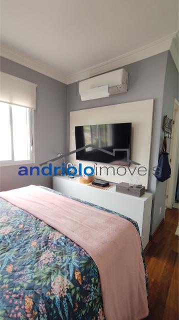 APARTAMENTO RESIDENCIAL 138m²  
Se você procura conforto e praticidade, este apartamento é a escolha ideal! Com 3 suítes, o imóvel é repleto de armários planejados, acabamentos de otima qualidade. Localizado em um condomínio clube, próximo à estação de metro Alto da Boa Vista, com fácil acesso às principais avenidas da região. Características do Imóvel: 3 suítes, area de serviço com armários planejados, Cozinha equipada com armários planejados e geladeira, Dormitórios com armários embutidos, Terraço Gourmet com churrasqueira, Depósito no subsolo, Sala de jantar e estar aconchegantes, Ar condicionado para maior conforto, Lavabo, 2 vagas de garagem cobertas Área Comum do Condomínio: Duas piscinas sendo uma aquecida, Playground para as crianças, Quadra poliesportiva, Sala de ginástica, Segurança patrimonial 24h, Salão de festas e salão de jogos, Sauna.