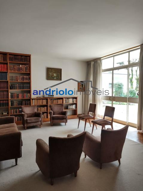 Localizada na Rua Vicente Leporace, esta ampla residência de 578m² oferece conforto e espaço ao ar livre repleto de verde. O imóvel conta com 5 dormitórios, sendo 2 suítes, além de 2 banheiros adicionais. Possui 3 salas espaçosas, uma sala de jantar e um escritório. A casa inclui uma área de serviço, armários embutidos e de cozinha, closet, despensa e uma entrada de serviço independente. Há também um dormitório de empregada e uma edícula.

No exterior, você encontrará um belo jardim e 4 vagas de garagem cobertas. O imóvel é equipado com ar condicionado e lavabo. Aceita financiamento e FGTS. Para mais informações e agendamento de visita, entre em contato conosco!