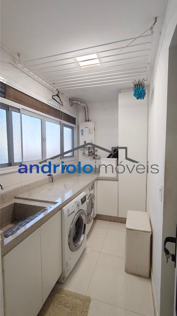 Maravilhoso apartamento em condomínio clube. Localizado na zona sul de São Paulo na Rua do Carreiro de Pedra. Apartamento com 121m², Reformado totalmente. Com 3 Dormitórios sendo 1 suíte, 2 Banheiros, 1 Sala, Lavabo, Cozinha, Sala de Jantar, Area de Serviço, Armários planejados, Closet, Escritório, cozinha conceito aberto, Fechadura eletrônica nas duas portas principais, Varanda gourmet, Churrasqueira, 2 vagas na garagem. Área comum com Piscinas sendo uma aquecida, playground, quadra poliesportiva, sala de ginástica, salões de festa, sauna, salão de jogos, brinquedoteca, bicicletário, assessoria esportiva. Condomínio com segurança patrimonial, elevadores, gerador, 2 portarias sendo uma de serviço e outra social, segurança e monitoramento por câmeras. Consumo de gás individualizado. Garantias Aceita para a locação: Seguro fiança ou titulo de capitalização a ser ofertado e analisado.
Não é permitido PET.