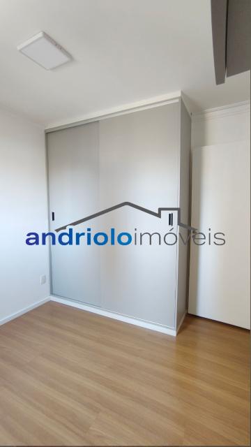  Apartamento residencial com 121m², localizado na Rua Carreiro de Pedra, nº 111, em condomínio completo e com excelente infraestrutura. O imóvel conta com 3 dormitórios, sendo 1 suíte, 3 banheiros, lavabo, 2 salas amplas, cozinha com armários, área de serviço. Possui armários embutidos, closet e um agradável terraço gourmet com churrasqueira.Ar condicionado na suite e sala.

O condomínio oferece lazer e segurança, com portaria, segurança patrimonial, piscina, academia, salão de festas, salão de jogos, sauna, playground e quadra poliesportiva. Conta ainda com gerador e 2 vagas de garagem cobertas rotativas.

Localização privilegiada, próxima a comércios, escolas, transporte público e principais vias de acesso, proporcionando praticidade e qualidade de vida.