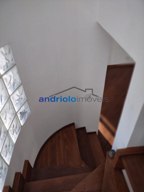 Esta cobertura duplex é a escolha ideal para quem busca um lar espaçoso, iluminado e arejado. Totalmente reformada e com uma vista deslumbrante, oferece conforto e praticidade em uma localização privilegiada. Características do Imóvel: Cobertura duplex, bem iluminada e arejada, 4 dormitórios, sendo 2 suítes, Varanda fechada com vidro para aproveitar todos os momentos, Piscina privativa para lazer e relaxamento, Área de serviço, Depósito para maior praticidade
Área Comum do Condomínio: Salão de festas, Churrasqueira, Jardim bem cuidado, Piscina, Sala de ginástica equipada
Localizado em rua segura, sem saída e com cancela, Próxima aos Shoppings Jardim Sul e Morumbi Town, Perto da Escola Porto Seguro e Parque Burle Marx, Fácil acesso às avenidas Giovanni Gronchi e pontes Laguna e Itapaiúna, Esta cobertura oferece o melhor em termos de conforto, segurança e localização. Agende sua visita e veja de perto o seu futuro lar!