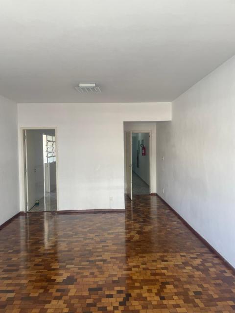 Excelente apartamento localizado no Centro de Santo André com uma área total de 98,00m2 com posto por sala living, dois dormitórios com armários embutidos, banheiro com box em Blindex, cozinha com pia em inox, área de serviços, quarto de empregada  e banheiro de empregada e uma vaga de garagem