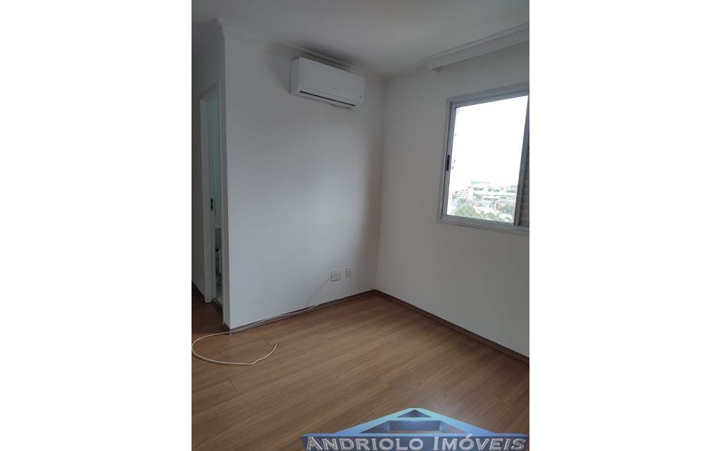 Apartamento residencial com 121m², localizado na Rua Carreiro de Pedra, nº 111, em condomínio completo e com excelente infraestrutura. O imóvel conta com 3 dormitórios, sendo 1 suíte, 3 banheiros, lavabo, 2 salas amplas, cozinha com armários, área de serviço. Possui armários embutidos, closet e um agradável terraço gourmet com churrasqueira.

O condomínio oferece lazer e segurança, com portaria, segurança patrimonial, piscina, academia, salão de festas, salão de jogos, sauna, playground e quadra poliesportiva. Conta ainda com gerador e 2 vagas de garagem cobertas rotativas.

Localização privilegiada, próxima a comércios, escolas, transporte público e principais vias de acesso, proporcionando praticidade e qualidade de vida.