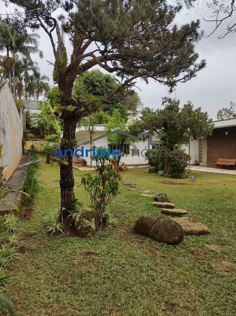 Localizada na Rua Vicente Leporace, esta ampla residência de 578m² oferece conforto e espaço ao ar livre repleto de verde. O imóvel conta com 5 dormitórios, sendo 2 suítes, além de 2 banheiros adicionais. Possui 3 salas espaçosas, uma sala de jantar e um escritório. A casa inclui uma área de serviço, armários embutidos e de cozinha, closet, despensa e uma entrada de serviço independente. Há também um dormitório de empregada e uma edícula.

No exterior, você encontrará um belo jardim e 4 vagas de garagem cobertas. O imóvel é equipado com ar condicionado e lavabo. Aceita financiamento e FGTS. Para mais informações e agendamento de visita, entre em contato conosco!