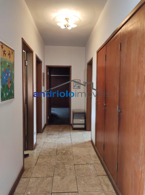 Localizada na Rua Vicente Leporace, esta ampla residência de 578m² oferece conforto e espaço ao ar livre repleto de verde. O imóvel conta com 5 dormitórios, sendo 2 suítes, além de 2 banheiros adicionais. Possui 3 salas espaçosas, uma sala de jantar e um escritório. A casa inclui uma área de serviço, armários embutidos e de cozinha, closet, despensa e uma entrada de serviço independente. Há também um dormitório de empregada e uma edícula.

No exterior, você encontrará um belo jardim e 4 vagas de garagem cobertas. O imóvel é equipado com ar condicionado e lavabo. Aceita financiamento e FGTS. Para mais informações e agendamento de visita, entre em contato conosco!