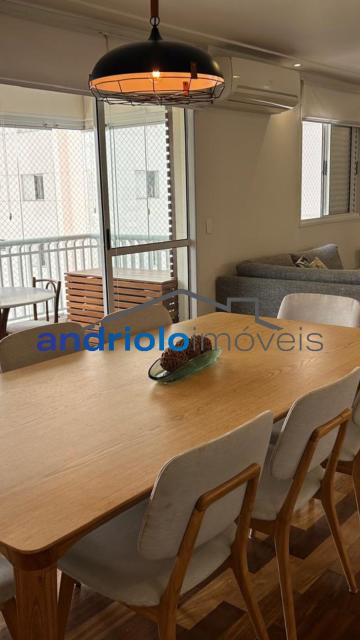 Apartamento à venda com 121m², localizado na Rua Carreiro de Pedra, nº 111, em condomínio fechado com excelente infraestrutura e segurança.

O imóvel conta com 3 dormitórios, sendo 1 suíte, 4 banheiros, lavabo, 2 salas amplas, cozinha com armários, área de serviço, escritório e ar-condicionado. Possui armários embutidos, varanda, sacada e um excelente terraço gourmet com churrasqueira, ideal para receber amigos e família.

O condomínio oferece lazer completo, com portaria 24h, segurança patrimonial, piscina, academia, salão de festas, salão de jogos, sauna, playground e quadra poliesportiva. Torre com 23 andares, sendo 4 unidades por andar. Conta ainda com 2 vagas de garagem cobertas.

Localização privilegiada, próxima a shoppings, escolas, transporte público e principais vias de acesso, proporcionando comodidade e fácil deslocamento.

Aceita financiamento e uso de FGTS.
