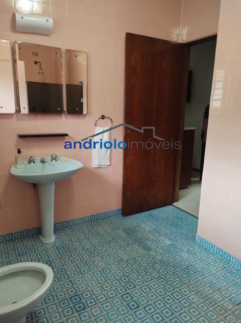 Localizada na Rua Vicente Leporace, esta ampla residência de 578m² oferece conforto e espaço ao ar livre repleto de verde. O imóvel conta com 5 dormitórios, sendo 2 suítes, além de 2 banheiros adicionais. Possui 3 salas espaçosas, uma sala de jantar e um escritório. A casa inclui uma área de serviço, armários embutidos e de cozinha, closet, despensa e uma entrada de serviço independente. Há também um dormitório de empregada e uma edícula.

No exterior, você encontrará um belo jardim e 4 vagas de garagem cobertas. O imóvel é equipado com ar condicionado e lavabo. Aceita financiamento e FGTS. Para mais informações e agendamento de visita, entre em contato conosco!
