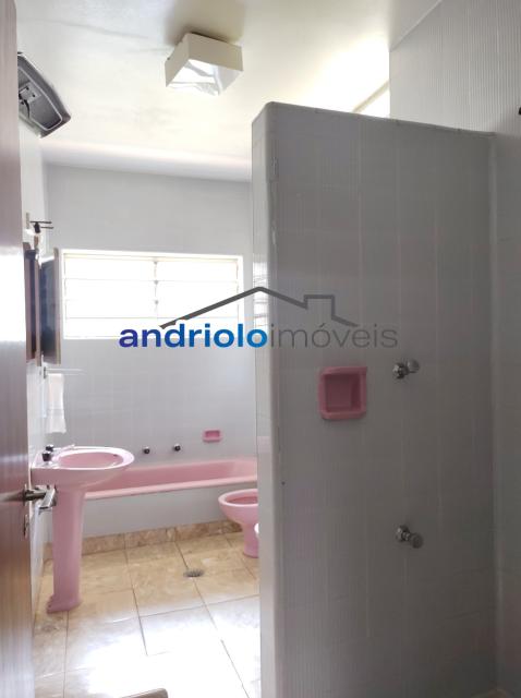 Localizada na Rua Vicente Leporace, esta ampla residência de 578m² oferece conforto e espaço ao ar livre repleto de verde. O imóvel conta com 5 dormitórios, sendo 2 suítes, além de 2 banheiros adicionais. Possui 3 salas espaçosas, uma sala de jantar e um escritório. A casa inclui uma área de serviço, armários embutidos e de cozinha, closet, despensa e uma entrada de serviço independente. Há também um dormitório de empregada e uma edícula.

No exterior, você encontrará um belo jardim e 4 vagas de garagem cobertas. O imóvel é equipado com ar condicionado e lavabo. Aceita financiamento e FGTS. Para mais informações e agendamento de visita, entre em contato conosco!
