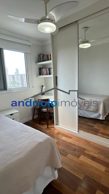 Apartamento à venda com 121m², localizado na Rua Carreiro de Pedra, nº 111, em condomínio fechado com excelente infraestrutura e segurança.

O imóvel conta com 3 dormitórios, sendo 1 suíte, 4 banheiros, lavabo, 2 salas amplas, cozinha com armários, área de serviço, escritório e ar-condicionado. Possui armários embutidos, varanda, sacada e um excelente terraço gourmet com churrasqueira, ideal para receber amigos e família.

O condomínio oferece lazer completo, com portaria 24h, segurança patrimonial, piscina, academia, salão de festas, salão de jogos, sauna, playground e quadra poliesportiva. Torre com 23 andares, sendo 4 unidades por andar. Conta ainda com 2 vagas de garagem cobertas.

Localização privilegiada, próxima a shoppings, escolas, transporte público e principais vias de acesso, proporcionando comodidade e fácil deslocamento.

Aceita financiamento e uso de FGTS.