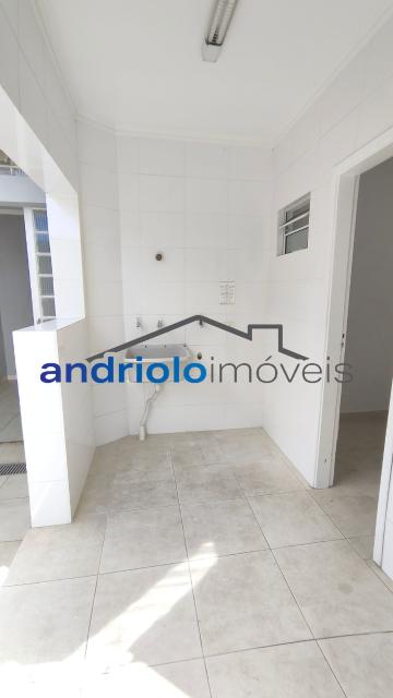 CASA RESIDENCIAL 184m²  com Area de Servico, Armario de Cozinha, Armario Embutido, Churrasqueira, Closet, Despensa, Entrada de Servico Independent, Quintal, Sala de Jantar, 3 Dormitórios, 1 Suites, 4 Banheiros, 2 Salas, 2 Vagas, 2 Garagem, Ar Condicionado, Lavabo, Cozinha, Dormitório Empregada, Garagem Coberta, Edicula, Vaga Coberta. Aceita financiamento. 