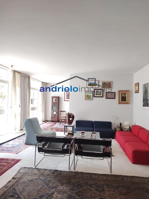 Localizada na Rua Vicente Leporace, esta ampla residência de 578m² oferece conforto e espaço ao ar livre repleto de verde. O imóvel conta com 5 dormitórios, sendo 2 suítes, além de 2 banheiros adicionais. Possui 3 salas espaçosas, uma sala de jantar e um escritório. A casa inclui uma área de serviço, armários embutidos e de cozinha, closet, despensa e uma entrada de serviço independente. Há também um dormitório de empregada e uma edícula.

No exterior, você encontrará um belo jardim e 4 vagas de garagem cobertas. O imóvel é equipado com ar condicionado e lavabo. Aceita financiamento e FGTS. Para mais informações e agendamento de visita, entre em contato conosco!