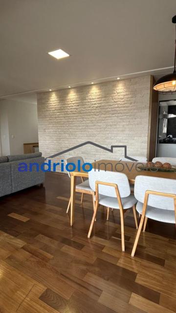Apartamento à venda com 121m², localizado na Rua Carreiro de Pedra, nº 111, em condomínio fechado com excelente infraestrutura e segurança.

O imóvel conta com 3 dormitórios, sendo 1 suíte, 4 banheiros, lavabo, 2 salas amplas, cozinha com armários, área de serviço, escritório e ar-condicionado. Possui armários embutidos, varanda, sacada e um excelente terraço gourmet com churrasqueira, ideal para receber amigos e família.

O condomínio oferece lazer completo, com portaria 24h, segurança patrimonial, piscina, academia, salão de festas, salão de jogos, sauna, playground e quadra poliesportiva. Torre com 23 andares, sendo 4 unidades por andar. Conta ainda com 2 vagas de garagem cobertas.

Localização privilegiada, próxima a shoppings, escolas, transporte público e principais vias de acesso, proporcionando comodidade e fácil deslocamento.

Aceita financiamento e uso de FGTS.