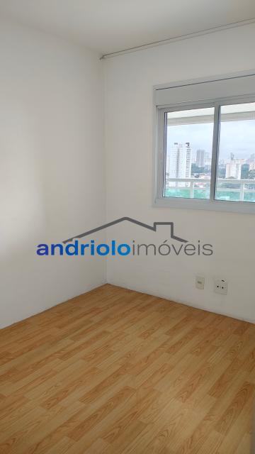 Se você está em busca de um apartamento para personalizar e que ofereça uma excelente localização, esta é a oportunidade perfeita. Com 137m² de área, o imóvel está situado perto de shopping centers, escolas, transporte público e principais vias de acesso.

O condomínio conta com uma portaria 24h, segurança patrimonial, área de serviço, churrasqueira, piscina, playground, quadra poliesportiva, sala de ginástica, salão de festas, salão de jogos e elevador. O apartamento possui uma varanda gourmet que proporciona espaço para lazer e confraternização. Possui 3 dormitórios, sendo 2 suítes, e 5 banheiros no total. Inclui ainda 2 salas, cozinha, WC para empregada, dormitório de empregada e lavabo. As 2 vagas de garagem são fixas e cobertas. 
Além disso, o imóvel conta com gerador para maior conforto. Aceita financiamento e FGTS.

Não perca essa chance de transformar este apartamento em seu novo lar. Agende sua visita e venha conhecer

