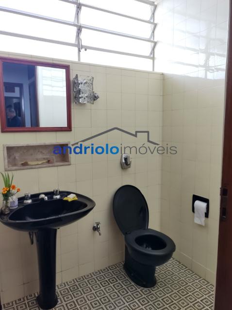 Localizada na Rua Vicente Leporace, esta ampla residência de 578m² oferece conforto e espaço ao ar livre repleto de verde. O imóvel conta com 5 dormitórios, sendo 2 suítes, além de 2 banheiros adicionais. Possui 3 salas espaçosas, uma sala de jantar e um escritório. A casa inclui uma área de serviço, armários embutidos e de cozinha, closet, despensa e uma entrada de serviço independente. Há também um dormitório de empregada e uma edícula.

No exterior, você encontrará um belo jardim e 4 vagas de garagem cobertas. O imóvel é equipado com ar condicionado e lavabo. Aceita financiamento e FGTS. Para mais informações e agendamento de visita, entre em contato conosco!