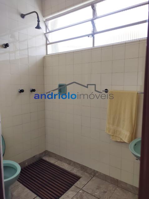 Localizada na Rua Vicente Leporace, esta ampla residência de 578m² oferece conforto e espaço ao ar livre repleto de verde. O imóvel conta com 5 dormitórios, sendo 2 suítes, além de 2 banheiros adicionais. Possui 3 salas espaçosas, uma sala de jantar e um escritório. A casa inclui uma área de serviço, armários embutidos e de cozinha, closet, despensa e uma entrada de serviço independente. Há também um dormitório de empregada e uma edícula.

No exterior, você encontrará um belo jardim e 4 vagas de garagem cobertas. O imóvel é equipado com ar condicionado e lavabo. Aceita financiamento e FGTS. Para mais informações e agendamento de visita, entre em contato conosco!