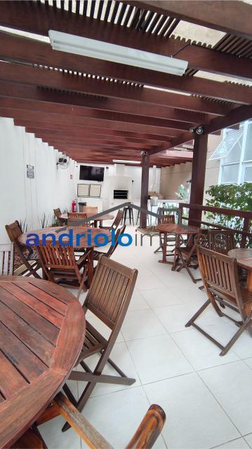 Este amplo apartamento residencial de 110m² oferece uma planta bem distribuída e ambientes aconchegantes, ideal para quem busca morar em um condomínio completo.
3 dormitórios, sendo 1 suíte
2 salas amplas (estar e jantar)
Varanda gourmet com churrasqueira a carvão
Cozinha com armários planejados
Área de serviço
Dependência de empregada com WC
Lavabo
Armários embutidos
4 banheiros no total
2 vagas de garagem cobertas + depósito no subsolo

Estrutura do condomínio:

Condomínio fechado com portaria 24h e segurança patrimonial
Piscina
Academia (sala de ginástica)
Quadra poliesportiva
Pista de cooper
Salão de festas
Salão de jogos
Sauna
Localização privilegiada:

Próximo a escolas e comercios