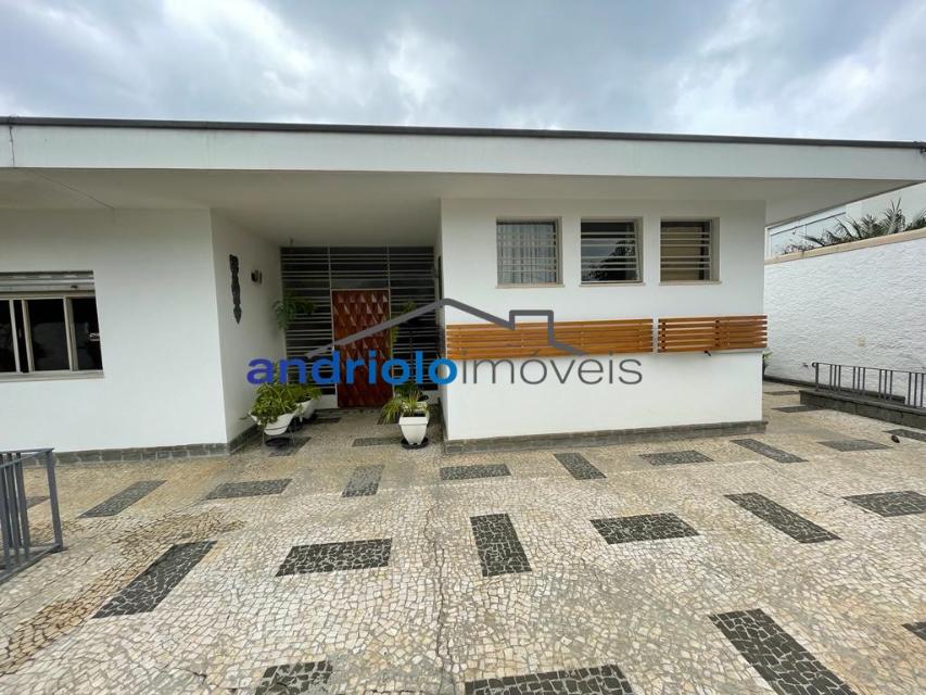 Localizada na Rua Vicente Leporace, esta ampla residência de 578m² oferece conforto e espaço ao ar livre repleto de verde. O imóvel conta com 5 dormitórios, sendo 2 suítes, além de 2 banheiros adicionais. Possui 3 salas espaçosas, uma sala de jantar e um escritório. A casa inclui uma área de serviço, armários embutidos e de cozinha, closet, despensa e uma entrada de serviço independente. Há também um dormitório de empregada e uma edícula.

No exterior, você encontrará um belo jardim e 4 vagas de garagem cobertas. O imóvel é equipado com ar condicionado e lavabo. Aceita financiamento e FGTS. Para mais informações e agendamento de visita, entre em contato conosco!