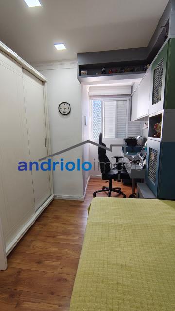 Este belíssimo apartamento residencial de 154m² oferece ambientes amplos, bem distribuídos e infraestrutura completa para toda a família.
O imóvel conta com 4 dormitórios, sendo 3 suítes. Um dos dormitórios foi adaptado para uma aconchegante sala de TV ou ate mesmo para receber visitas, proporcionando ainda mais conforto e versatilidade aos ambientes. Possui amplo closet, lavabo, 5 banheiros, sala de jantar e uma maravilhosa varanda gourmet com churrasqueira a carvão, ideal para receber amigos e familiares.
Conta ainda com ar-condicionado de primeira linha, recentemente substituído, garantindo maior eficiência, conforto térmico e modernidade ao imóvel. Além disso, possui armários embutidos, armários de cozinha, área de serviço, WC de empregada, cozinha funcional.
O condomínio oferece lazer completo, segurança e comodidade para toda a família:
O imóvel possui 2 vagas cobertas de garagem, com fácil acesso às principais vias da região, próximo a shopping centers, escolas e transporte 