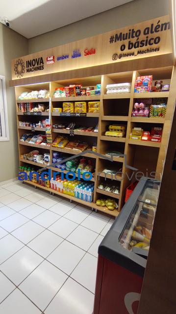Este amplo apartamento residencial de 110m² oferece uma planta bem distribuída e ambientes aconchegantes, ideal para quem busca morar em um condomínio completo.
3 dormitórios, sendo 1 suíte
2 salas amplas (estar e jantar)
Varanda gourmet com churrasqueira a carvão
Cozinha com armários planejados
Área de serviço
Dependência de empregada com WC
Lavabo
Armários embutidos
4 banheiros no total
2 vagas de garagem cobertas + depósito no subsolo

Estrutura do condomínio:

Condomínio fechado com portaria 24h e segurança patrimonial
Piscina
Academia (sala de ginástica)
Quadra poliesportiva
Pista de cooper
Salão de festas
Salão de jogos
Sauna
Localização privilegiada:

Próximo a escolas e comercios