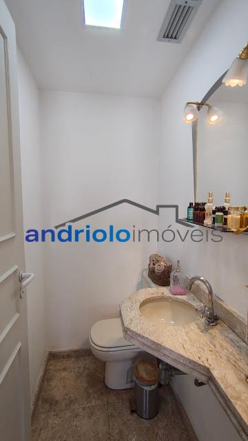 Excelente apartamento com 92,73 m² de área privativa e 53,41 m² de área comum, projetado para oferecer conforto, praticidade e qualidade de vida.

O imóvel conta com:

2 suítes;
2 salas amplas e bem iluminadas;
Varanda;
Sol da manhã em todo o apartamento;
1 vaga de garagem;
1 depósito privativo.

O condomínio oferece uma infraestrutura completa, com:

Piscina;
Salão de festas;
Academia.

Localizado em uma região privilegiada, o apartamento está próximo a comércios, restaurantes, supermercados e diversos serviços, proporcionando praticidade para o dia a dia e excelente mobilidade.

Uma ótima oportunidade para quem busca conforto, segurança e uma localização estratégica. Agende sua visita e venha conhecer este excelente imóvel!
