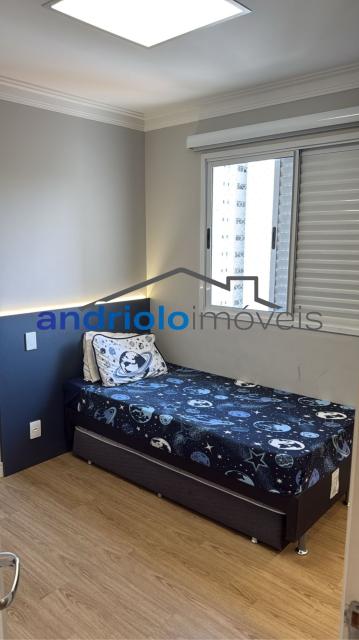 Excelente apartamento em condomínio fechado, com localização privilegiada, próximo a shopping centers, escolas e principais vias de acesso.

Destaques do imóvel:

2 dormitórios, sendo 2 suítes

3 banheiros

2 salas (estar e jantar)

Lavabo

Cozinha planejada com armários

Área de serviço

Varanda e terraço gourmet com churrasqueira

Closet e armários embutidos

Ar-condicionado

2 vagas cobertas de garagem (rotativas)

Sacada ampla e arejada

Lazer e infraestrutura do condomínio:

Piscina, sauna e salão de festas

Churrasqueira e espaço gourmet

Quadra poliesportiva, sala de ginástica e salão de jogos

Portaria 24h e segurança patrimonial

Elevador, gerador, interfone

Ambiente familiar e seguro

Condomínio com 23 andares e apenas 4 apartamentos por andar, garantindo privacidade e conforto.

Agende sua visita e venha conhecer seu novo lar!