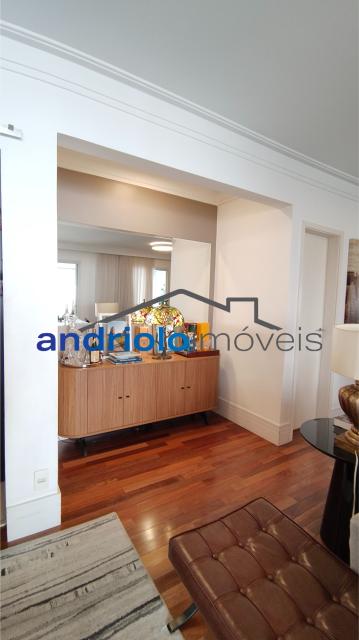 APARTAMENTO RESIDENCIAL 138m²  
Se você procura conforto e praticidade, este apartamento é a escolha ideal! Com 3 suítes, o imóvel é repleto de armários planejados, acabamentos de otima qualidade. Localizado em um condomínio clube, próximo à estação de metro Alto da Boa Vista, com fácil acesso às principais avenidas da região. Características do Imóvel: 3 suítes, area de serviço com armários planejados, Cozinha equipada com armários planejados e geladeira, Dormitórios com armários embutidos, Terraço Gourmet com churrasqueira, Depósito no subsolo, Sala de jantar e estar aconchegantes, Ar condicionado para maior conforto, Lavabo, 2 vagas de garagem cobertas Área Comum do Condomínio: Duas piscinas sendo uma aquecida, Playground para as crianças, Quadra poliesportiva, Sala de ginástica, Segurança patrimonial 24h, Salão de festas e salão de jogos, Sauna.