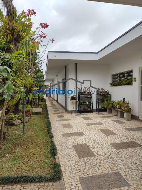 Localizada na Rua Vicente Leporace, esta ampla residência de 578m² oferece conforto e espaço ao ar livre repleto de verde. O imóvel conta com 5 dormitórios, sendo 2 suítes, além de 2 banheiros adicionais. Possui 3 salas espaçosas, uma sala de jantar e um escritório. A casa inclui uma área de serviço, armários embutidos e de cozinha, closet, despensa e uma entrada de serviço independente. Há também um dormitório de empregada e uma edícula.

No exterior, você encontrará um belo jardim e 4 vagas de garagem cobertas. O imóvel é equipado com ar condicionado e lavabo. Aceita financiamento e FGTS. Para mais informações e agendamento de visita, entre em contato conosco!