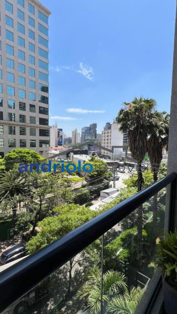 APARTAMENTO duplex de 50m², Perto de Shopping Center, Perto de escolas, Perto de transporte público, Perto de vias de acesso, Portaria 24h, apartamento mobiliado com sacada integrada a cozinha, armário de cozinha, armário embutido, 1 dormitório, 1 banheiro, sala, 1 vaga de garagem, ar condicionado, porta com senha eletrônica + fechadura tetra, geladeira com freezer, micro-ondas, forninho elétrico, cooktop 2 bocas, Filtro, tv de 65 polegadas novinha, Mesa em madeira com 4 cadeiras em madeira maciça, sofá cama novo sem uso, cortinas black out, tv de 42 polegadas no quarto, cama e colchão novos, ducha Deca, box em vidro. Area do condomínio: piscina, academia com aparelhos Life fitness, lavanderia coletiva, sauna, solariim e sala de yoga. Há serviço de arrumação todos os dias: louça lavada/ cama feita/ feita lixo/ varre o apto.( já está incluso no condomínio).